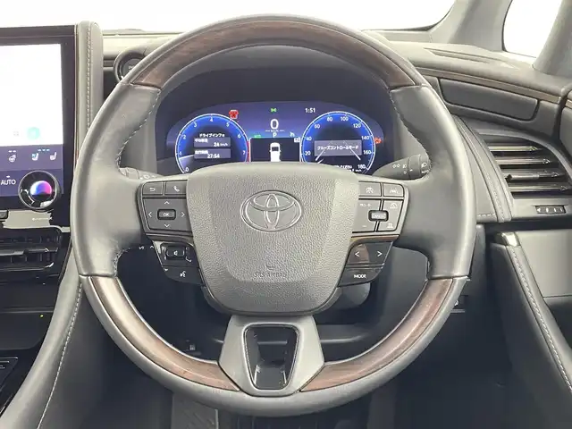 トヨタ アルファード Z 千葉県 2024(令6)年 1.3万km プラチナホワイトパールマイカ 禁煙車/両側電動ドア/パワーバックドア/左右独立ムーンルーフ/JBLサウンドシステム/トヨタセーフティセンス/・レーンディパーチャーアラート/・レーンキープアシスト/・ブラインドスポットモニター/・プリクラッシュセーフティ/・プリクラッシュセーフティブレーキ/・クリアランスソナー/・レーダークルーズコントロール/純正14インチディスプレイオーディオ/・コネクティッドナビ付き/・Bluetooth/フルセグTV/・TVキャンセラー/・パノラミックビューモニター/・ビルトインETC2.0/・デジタルインナーミラー/左右独立エアコン/置くだけ充電/スモークフィルム/革巻きステアリング/・ステアリングスイッチ/・ステアリングヒーター/レザーシート/・D席メモリ付き/・DNセカンドパワーシート/・DNセカンドシートヒーター/・DNセカンドエアーシート/・オットマン/電子パーキング/・ブレーキホールド/オートライト/・オートマチックハイビーム/・三眼LEDヘッドライト/・LEDフォグランプ/・シーケンシャルウインカー/純正フロアマット/純正18インチAW