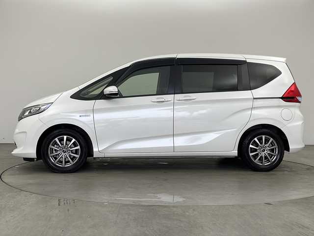 ホンダ フリード ハイブリット G ホンダセンシング 兵庫県 2018(平30)年 5.8万km ホワイトオーキッドパール ・純正7型ナビ＆TV＆BT＆DVD＆SD/・バックカメラ/・両側パワースライドドア/・衝突軽減ブレーキ〈CMBS〉/・誤発進抑制機能/・アダプティブ・クルーズ・コントロール/・LKAS〈車線維持支援システム〉/・歩行者事故低減ステアリング/・路外逸脱抑制機能/・先行車発進お知らせ機能/・標識認識機能/・LEDヘッドライト＋アクティブコーナリングライト/・プラズマクラスター技術搭載フルオート・エアコンディショナー/・ロールサンシェイド/・IRカット〈遮熱〉/UVカット機能付フロントウインドウガラス+IRカット〈遮熱〉/スーパーUVカットフロントドアガラス/・コンフォートビューパッケージ（親水/ヒーテッドドアミラー＋熱線入りフロントウインドウ＋フロントドア撥水ガラス）/・スマートキー/・スペアキー/・プッシュスタート/・ETC/・ステアリングスイッチ/・センターテーブル/・オートライト/・フロアマット/・社外１５インチアルミホイール
