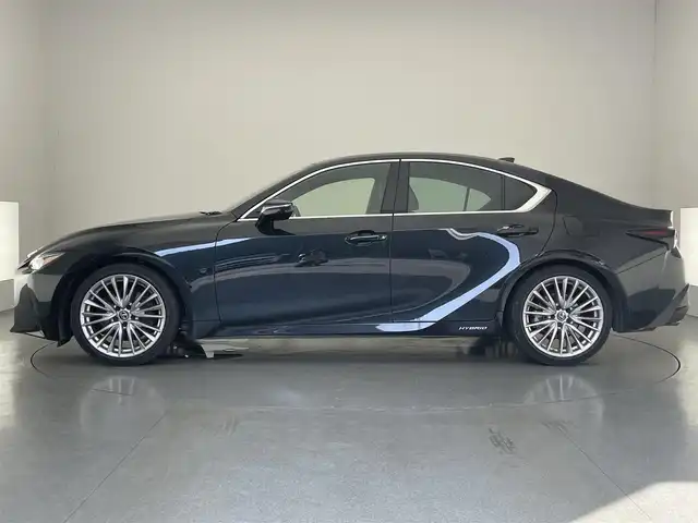 レクサス ＩＳ 300h バージョンL 愛知県 2022(令4)年 1.6万km グラファイトブラックガラスフレーク メーカーナビ　フルセグＴＶ　ＢＳＭ　黒革シート　シートヒータライトー　ＢＳＭ　ＬＥＤライト　レクサスセーフティ＋　衝突軽減装置　追随従クルコン　前後ドラレコ　パワーシート　バックカメラ　ＥＴＣ　禁煙車
