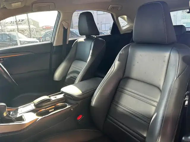 レクサス ＮＸ 200t Iパッケージ 富山県 2016(平28)年 5.6万km ソニッククォーツ 純正SDナビ/フルセグTV/Bluetooth接続/AM/FMラジオ/CD再生/USB接続/ヘッドアップディスプレイ/ステアリングヒーター/D/N席パワーシート/D/N席シートヒーター/パワーバックドア/ETC/ブラインドスポットモニター/コーナーセンサー/純正ＡＷ１８インチ/黒革シート/レーンキープアシスト/スマートキー/前後ドラレコ/W＋サイドエアバック/カーテンエアバック