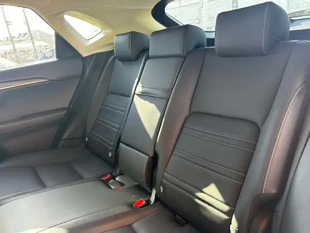 レクサス ＮＸ 200t Iパッケージ 富山県 2016(平28)年 5.6万km ソニッククォーツ 純正SDナビ/フルセグTV/Bluetooth接続/AM/FMラジオ/CD再生/USB接続/ヘッドアップディスプレイ/ステアリングヒーター/D/N席パワーシート/D/N席シートヒーター/パワーバックドア/ETC/ブラインドスポットモニター/コーナーセンサー/純正ＡＷ１８インチ/黒革シート/レーンキープアシスト/スマートキー/前後ドラレコ/W＋サイドエアバック/カーテンエアバック