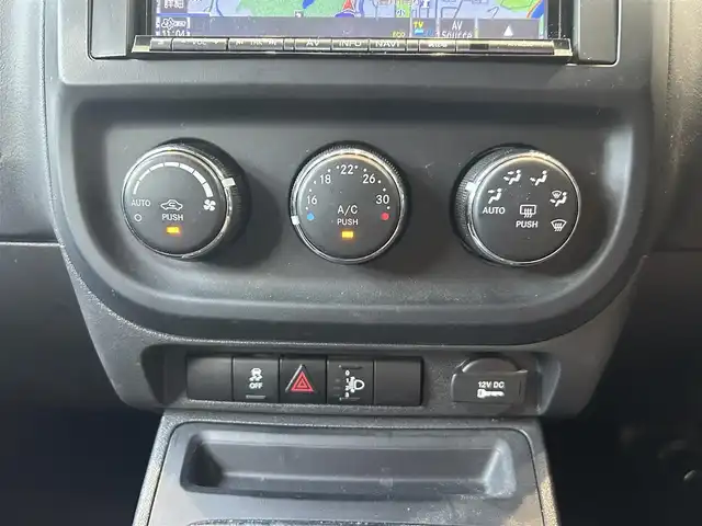 クライスラー・ジープ ジープ コンパス ブラックエディション 大阪府 2016(平28)年 9.2万km 白 100台限定車/ナビ/TV/バック・サイドカメラ/Bluetooth/CD/DVD/クルコン/純正17インチAW/ETC