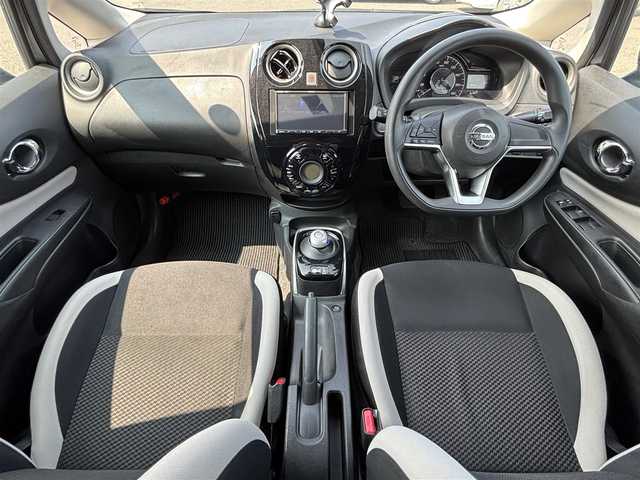 日産 ノート e－パワー X Vセレクション 大分県 2020(令2)年 7.2万km ダークメタルグレー ・社外ナビ(BT.ラジオ)/・全方位カメラ/・エマージェンシーブレーキ/・コーナーセンサー/・ETC/・デジタルインナーミラー/・スマートキー/・プッシュスタート/・フロアマット/・純正アルミホイール