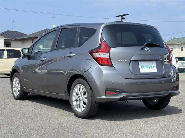 日産 ノート e－パワー X Vセレクション 大分県 2020(令2)年 7.2万km ダークメタルグレー ・社外ナビ(BT.ラジオ)/・全方位カメラ/・エマージェンシーブレーキ/・コーナーセンサー/・ETC/・デジタルインナーミラー/・スマートキー/・プッシュスタート/・フロアマット/・純正アルミホイール