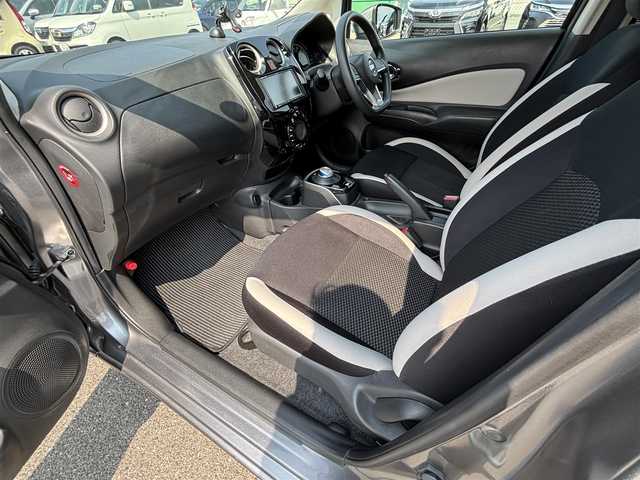 日産 ノート e－パワー X Vセレクション 大分県 2020(令2)年 7.2万km ダークメタルグレー ・社外ナビ(BT.ラジオ)/・全方位カメラ/・エマージェンシーブレーキ/・コーナーセンサー/・ETC/・デジタルインナーミラー/・スマートキー/・プッシュスタート/・フロアマット/・純正アルミホイール