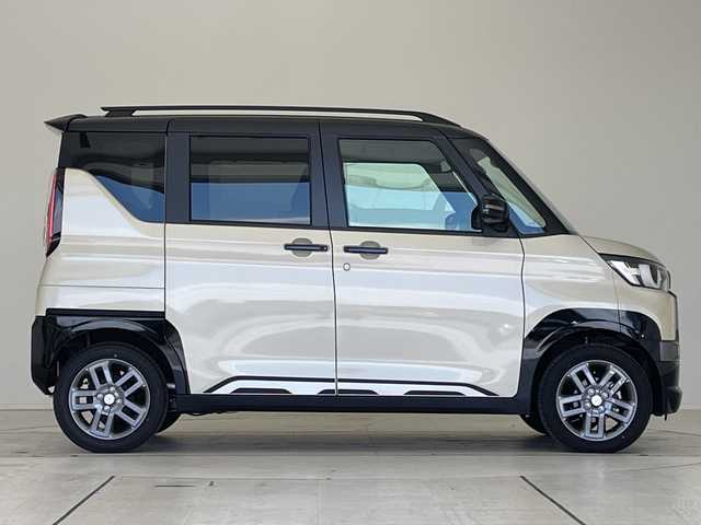三菱 デリカミニ T プレミアム 愛知県 2025(令7)年 0.1千km アイボリーⅡ 届出済未使用車/純正9型ディズプレイオーディオ　ナビ機能なし/全方位カメラ/両側パワースライドドア/サイドデカール/レーダークルーズコントロール/シートヒーター/バックカメラ/ハンズフリースライドドア/コーナーセンサー/純正アルミホイール/ルーフレール/LEDヘッドライト/パドルシフト/ステアリングヒーター/インテリジェントミラー/ダウンヒルアシストコントロール/衝突軽減システム/Bluetooth/ステアリングスイッチ/スマートキー/プッシュスタート