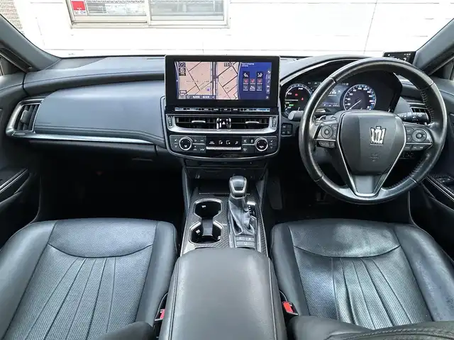 トヨタ クラウン ハイブリッド RS アドバンス 福岡県 2021(令3)年 5.7万km プレシャスホワイトパール ワンオーナー/デジタルインナーミラー/12.3インチ純正コネクテッドナビ/　(AM/FM/CD/DVD/Bluetooth/Miracast/フルセグTV)/パノラミックビューモニター/バック/フロント/サイドカメラ/トヨタセーフティセンス/・プリクラッシュセーフティ/・レーントレーシングアシスト/・オートマッチックハイビーム/・ロードサインアシスト/・レーダークルーズコントロール/・先行車発進告知/ブラインドスポットモニター/クリアランスソナー/リヤクロストラフィックアラート/リヤカメラディテクション/横滑り防止/純正18インチアルミホイール/黒色レザーシート/スーパーキャットレーダー探知機/純正前方ドライブレコーダー【DRD-H68S】/ビルトインETC/ドライブモードセレクト/ブレーキホールド/ヘッドアップディスプレイ/パドルシフト/革巻きステアリング/ステアリングスイッチ/ステアリングヒーター/シートメモリー(D)/パワーシート(D/N)/シートヒーター/ベンチレーション(D/N)/純正フロアマット/USBポート/スペアキー×1、カードキー×1/保証書/取扱説明書/ナビ取扱説明書