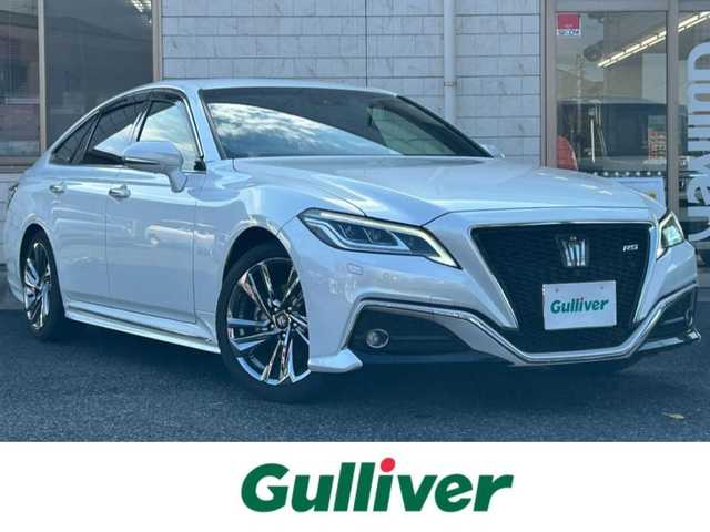 トヨタ クラウン ハイブリッド RS アドバンス 福岡県 2021(令3)年 5.7万km プレシャスホワイトパール ワンオーナー/デジタルインナーミラー/12.3インチ純正コネクテッドナビ/　(AM/FM/CD/DVD/Bluetooth/Miracast/フルセグTV)/パノラミックビューモニター/バック/フロント/サイドカメラ/トヨタセーフティセンス/・プリクラッシュセーフティ/・レーントレーシングアシスト/・オートマッチックハイビーム/・ロードサインアシスト/・レーダークルーズコントロール/・先行車発進告知/ブラインドスポットモニター/クリアランスソナー/リヤクロストラフィックアラート/リヤカメラディテクション/横滑り防止/純正18インチアルミホイール/黒色レザーシート/スーパーキャットレーダー探知機/純正前方ドライブレコーダー【DRD-H68S】/ビルトインETC/ドライブモードセレクト/ブレーキホールド/ヘッドアップディスプレイ/パドルシフト/革巻きステアリング/ステアリングスイッチ/ステアリングヒーター/シートメモリー(D)/パワーシート(D/N)/シートヒーター/ベンチレーション(D/N)/純正フロアマット/USBポート/スペアキー×1、カードキー×1/保証書/取扱説明書/ナビ取扱説明書