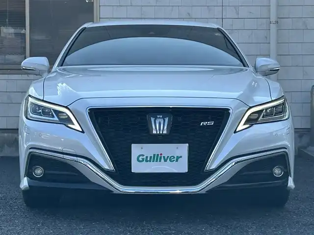 トヨタ クラウン ハイブリッド RS アドバンス 福岡県 2021(令3)年 5.7万km プレシャスホワイトパール ワンオーナー/デジタルインナーミラー/12.3インチ純正コネクテッドナビ/　(AM/FM/CD/DVD/Bluetooth/Miracast/フルセグTV)/パノラミックビューモニター/バック/フロント/サイドカメラ/トヨタセーフティセンス/・プリクラッシュセーフティ/・レーントレーシングアシスト/・オートマッチックハイビーム/・ロードサインアシスト/・レーダークルーズコントロール/・先行車発進告知/ブラインドスポットモニター/クリアランスソナー/リヤクロストラフィックアラート/リヤカメラディテクション/横滑り防止/純正18インチアルミホイール/黒色レザーシート/スーパーキャットレーダー探知機/純正前方ドライブレコーダー【DRD-H68S】/ビルトインETC/ドライブモードセレクト/ブレーキホールド/ヘッドアップディスプレイ/パドルシフト/革巻きステアリング/ステアリングスイッチ/ステアリングヒーター/シートメモリー(D)/パワーシート(D/N)/シートヒーター/ベンチレーション(D/N)/純正フロアマット/USBポート/スペアキー×1、カードキー×1/保証書/取扱説明書/ナビ取扱説明書