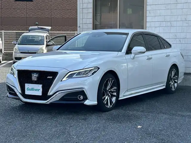 トヨタ クラウン ハイブリッド RS アドバンス 福岡県 2021(令3)年 5.7万km プレシャスホワイトパール ワンオーナー/デジタルインナーミラー/12.3インチ純正コネクテッドナビ/　(AM/FM/CD/DVD/Bluetooth/Miracast/フルセグTV)/パノラミックビューモニター/バック/フロント/サイドカメラ/トヨタセーフティセンス/・プリクラッシュセーフティ/・レーントレーシングアシスト/・オートマッチックハイビーム/・ロードサインアシスト/・レーダークルーズコントロール/・先行車発進告知/ブラインドスポットモニター/クリアランスソナー/リヤクロストラフィックアラート/リヤカメラディテクション/横滑り防止/純正18インチアルミホイール/黒色レザーシート/スーパーキャットレーダー探知機/純正前方ドライブレコーダー【DRD-H68S】/ビルトインETC/ドライブモードセレクト/ブレーキホールド/ヘッドアップディスプレイ/パドルシフト/革巻きステアリング/ステアリングスイッチ/ステアリングヒーター/シートメモリー(D)/パワーシート(D/N)/シートヒーター/ベンチレーション(D/N)/純正フロアマット/USBポート/スペアキー×1、カードキー×1/保証書/取扱説明書/ナビ取扱説明書
