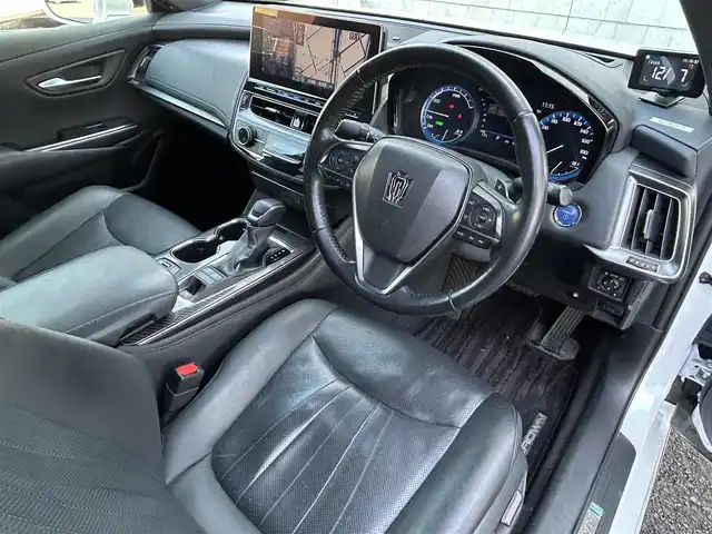 トヨタ クラウン ハイブリッド RS アドバンス 福岡県 2021(令3)年 5.7万km プレシャスホワイトパール ワンオーナー/デジタルインナーミラー/12.3インチ純正コネクテッドナビ/　(AM/FM/CD/DVD/Bluetooth/Miracast/フルセグTV)/パノラミックビューモニター/バック/フロント/サイドカメラ/トヨタセーフティセンス/・プリクラッシュセーフティ/・レーントレーシングアシスト/・オートマッチックハイビーム/・ロードサインアシスト/・レーダークルーズコントロール/・先行車発進告知/ブラインドスポットモニター/クリアランスソナー/リヤクロストラフィックアラート/リヤカメラディテクション/横滑り防止/純正18インチアルミホイール/黒色レザーシート/スーパーキャットレーダー探知機/純正前方ドライブレコーダー【DRD-H68S】/ビルトインETC/ドライブモードセレクト/ブレーキホールド/ヘッドアップディスプレイ/パドルシフト/革巻きステアリング/ステアリングスイッチ/ステアリングヒーター/シートメモリー(D)/パワーシート(D/N)/シートヒーター/ベンチレーション(D/N)/純正フロアマット/USBポート/スペアキー×1、カードキー×1/保証書/取扱説明書/ナビ取扱説明書