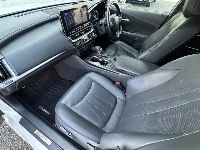 トヨタ クラウン ハイブリッド RS アドバンス 福岡県 2021(令3)年 5.7万km プレシャスホワイトパール ワンオーナー/デジタルインナーミラー/12.3インチ純正コネクテッドナビ/　(AM/FM/CD/DVD/Bluetooth/Miracast/フルセグTV)/パノラミックビューモニター/バック/フロント/サイドカメラ/トヨタセーフティセンス/・プリクラッシュセーフティ/・レーントレーシングアシスト/・オートマッチックハイビーム/・ロードサインアシスト/・レーダークルーズコントロール/・先行車発進告知/ブラインドスポットモニター/クリアランスソナー/リヤクロストラフィックアラート/リヤカメラディテクション/横滑り防止/純正18インチアルミホイール/黒色レザーシート/スーパーキャットレーダー探知機/純正前方ドライブレコーダー【DRD-H68S】/ビルトインETC/ドライブモードセレクト/ブレーキホールド/ヘッドアップディスプレイ/パドルシフト/革巻きステアリング/ステアリングスイッチ/ステアリングヒーター/シートメモリー(D)/パワーシート(D/N)/シートヒーター/ベンチレーション(D/N)/純正フロアマット/USBポート/スペアキー×1、カードキー×1/保証書/取扱説明書/ナビ取扱説明書