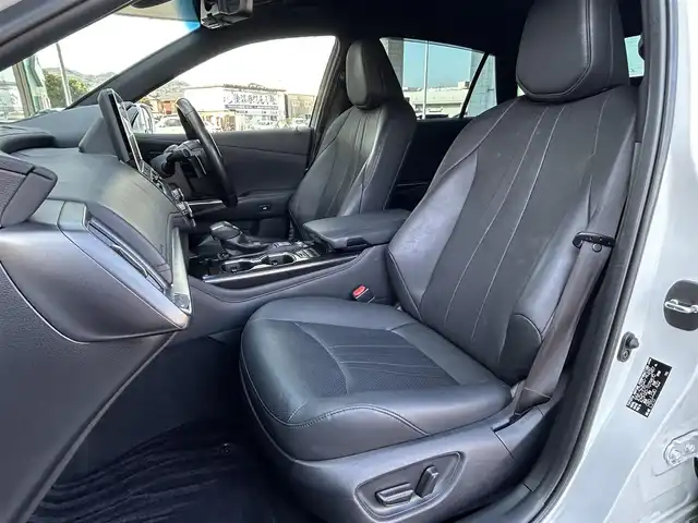 トヨタ クラウン ハイブリッド RS アドバンス 福岡県 2021(令3)年 5.7万km プレシャスホワイトパール ワンオーナー/デジタルインナーミラー/12.3インチ純正コネクテッドナビ/　(AM/FM/CD/DVD/Bluetooth/Miracast/フルセグTV)/パノラミックビューモニター/バック/フロント/サイドカメラ/トヨタセーフティセンス/・プリクラッシュセーフティ/・レーントレーシングアシスト/・オートマッチックハイビーム/・ロードサインアシスト/・レーダークルーズコントロール/・先行車発進告知/ブラインドスポットモニター/クリアランスソナー/リヤクロストラフィックアラート/リヤカメラディテクション/横滑り防止/純正18インチアルミホイール/黒色レザーシート/スーパーキャットレーダー探知機/純正前方ドライブレコーダー【DRD-H68S】/ビルトインETC/ドライブモードセレクト/ブレーキホールド/ヘッドアップディスプレイ/パドルシフト/革巻きステアリング/ステアリングスイッチ/ステアリングヒーター/シートメモリー(D)/パワーシート(D/N)/シートヒーター/ベンチレーション(D/N)/純正フロアマット/USBポート/スペアキー×1、カードキー×1/保証書/取扱説明書/ナビ取扱説明書