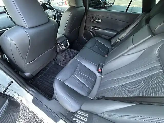 トヨタ クラウン ハイブリッド RS アドバンス 福岡県 2021(令3)年 5.7万km プレシャスホワイトパール ワンオーナー/デジタルインナーミラー/12.3インチ純正コネクテッドナビ/　(AM/FM/CD/DVD/Bluetooth/Miracast/フルセグTV)/パノラミックビューモニター/バック/フロント/サイドカメラ/トヨタセーフティセンス/・プリクラッシュセーフティ/・レーントレーシングアシスト/・オートマッチックハイビーム/・ロードサインアシスト/・レーダークルーズコントロール/・先行車発進告知/ブラインドスポットモニター/クリアランスソナー/リヤクロストラフィックアラート/リヤカメラディテクション/横滑り防止/純正18インチアルミホイール/黒色レザーシート/スーパーキャットレーダー探知機/純正前方ドライブレコーダー【DRD-H68S】/ビルトインETC/ドライブモードセレクト/ブレーキホールド/ヘッドアップディスプレイ/パドルシフト/革巻きステアリング/ステアリングスイッチ/ステアリングヒーター/シートメモリー(D)/パワーシート(D/N)/シートヒーター/ベンチレーション(D/N)/純正フロアマット/USBポート/スペアキー×1、カードキー×1/保証書/取扱説明書/ナビ取扱説明書