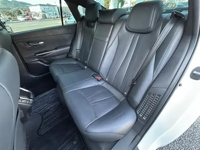 トヨタ クラウン ハイブリッド RS アドバンス 福岡県 2021(令3)年 5.7万km プレシャスホワイトパール ワンオーナー/デジタルインナーミラー/12.3インチ純正コネクテッドナビ/　(AM/FM/CD/DVD/Bluetooth/Miracast/フルセグTV)/パノラミックビューモニター/バック/フロント/サイドカメラ/トヨタセーフティセンス/・プリクラッシュセーフティ/・レーントレーシングアシスト/・オートマッチックハイビーム/・ロードサインアシスト/・レーダークルーズコントロール/・先行車発進告知/ブラインドスポットモニター/クリアランスソナー/リヤクロストラフィックアラート/リヤカメラディテクション/横滑り防止/純正18インチアルミホイール/黒色レザーシート/スーパーキャットレーダー探知機/純正前方ドライブレコーダー【DRD-H68S】/ビルトインETC/ドライブモードセレクト/ブレーキホールド/ヘッドアップディスプレイ/パドルシフト/革巻きステアリング/ステアリングスイッチ/ステアリングヒーター/シートメモリー(D)/パワーシート(D/N)/シートヒーター/ベンチレーション(D/N)/純正フロアマット/USBポート/スペアキー×1、カードキー×1/保証書/取扱説明書/ナビ取扱説明書