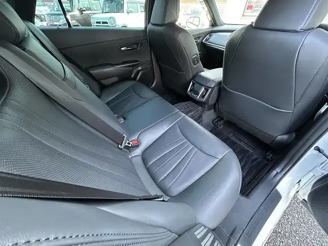 トヨタ クラウン ハイブリッド RS アドバンス 福岡県 2021(令3)年 5.7万km プレシャスホワイトパール ワンオーナー/デジタルインナーミラー/12.3インチ純正コネクテッドナビ/　(AM/FM/CD/DVD/Bluetooth/Miracast/フルセグTV)/パノラミックビューモニター/バック/フロント/サイドカメラ/トヨタセーフティセンス/・プリクラッシュセーフティ/・レーントレーシングアシスト/・オートマッチックハイビーム/・ロードサインアシスト/・レーダークルーズコントロール/・先行車発進告知/ブラインドスポットモニター/クリアランスソナー/リヤクロストラフィックアラート/リヤカメラディテクション/横滑り防止/純正18インチアルミホイール/黒色レザーシート/スーパーキャットレーダー探知機/純正前方ドライブレコーダー【DRD-H68S】/ビルトインETC/ドライブモードセレクト/ブレーキホールド/ヘッドアップディスプレイ/パドルシフト/革巻きステアリング/ステアリングスイッチ/ステアリングヒーター/シートメモリー(D)/パワーシート(D/N)/シートヒーター/ベンチレーション(D/N)/純正フロアマット/USBポート/スペアキー×1、カードキー×1/保証書/取扱説明書/ナビ取扱説明書