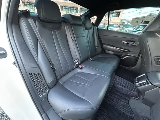 トヨタ クラウン ハイブリッド RS アドバンス 福岡県 2021(令3)年 5.7万km プレシャスホワイトパール ワンオーナー/デジタルインナーミラー/12.3インチ純正コネクテッドナビ/　(AM/FM/CD/DVD/Bluetooth/Miracast/フルセグTV)/パノラミックビューモニター/バック/フロント/サイドカメラ/トヨタセーフティセンス/・プリクラッシュセーフティ/・レーントレーシングアシスト/・オートマッチックハイビーム/・ロードサインアシスト/・レーダークルーズコントロール/・先行車発進告知/ブラインドスポットモニター/クリアランスソナー/リヤクロストラフィックアラート/リヤカメラディテクション/横滑り防止/純正18インチアルミホイール/黒色レザーシート/スーパーキャットレーダー探知機/純正前方ドライブレコーダー【DRD-H68S】/ビルトインETC/ドライブモードセレクト/ブレーキホールド/ヘッドアップディスプレイ/パドルシフト/革巻きステアリング/ステアリングスイッチ/ステアリングヒーター/シートメモリー(D)/パワーシート(D/N)/シートヒーター/ベンチレーション(D/N)/純正フロアマット/USBポート/スペアキー×1、カードキー×1/保証書/取扱説明書/ナビ取扱説明書