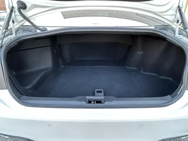 トヨタ クラウン ハイブリッド RS アドバンス 福岡県 2021(令3)年 5.7万km プレシャスホワイトパール ワンオーナー/デジタルインナーミラー/12.3インチ純正コネクテッドナビ/　(AM/FM/CD/DVD/Bluetooth/Miracast/フルセグTV)/パノラミックビューモニター/バック/フロント/サイドカメラ/トヨタセーフティセンス/・プリクラッシュセーフティ/・レーントレーシングアシスト/・オートマッチックハイビーム/・ロードサインアシスト/・レーダークルーズコントロール/・先行車発進告知/ブラインドスポットモニター/クリアランスソナー/リヤクロストラフィックアラート/リヤカメラディテクション/横滑り防止/純正18インチアルミホイール/黒色レザーシート/スーパーキャットレーダー探知機/純正前方ドライブレコーダー【DRD-H68S】/ビルトインETC/ドライブモードセレクト/ブレーキホールド/ヘッドアップディスプレイ/パドルシフト/革巻きステアリング/ステアリングスイッチ/ステアリングヒーター/シートメモリー(D)/パワーシート(D/N)/シートヒーター/ベンチレーション(D/N)/純正フロアマット/USBポート/スペアキー×1、カードキー×1/保証書/取扱説明書/ナビ取扱説明書