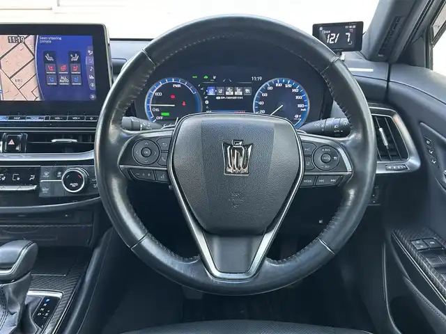 トヨタ クラウン ハイブリッド RS アドバンス 福岡県 2021(令3)年 5.7万km プレシャスホワイトパール ワンオーナー/デジタルインナーミラー/12.3インチ純正コネクテッドナビ/　(AM/FM/CD/DVD/Bluetooth/Miracast/フルセグTV)/パノラミックビューモニター/バック/フロント/サイドカメラ/トヨタセーフティセンス/・プリクラッシュセーフティ/・レーントレーシングアシスト/・オートマッチックハイビーム/・ロードサインアシスト/・レーダークルーズコントロール/・先行車発進告知/ブラインドスポットモニター/クリアランスソナー/リヤクロストラフィックアラート/リヤカメラディテクション/横滑り防止/純正18インチアルミホイール/黒色レザーシート/スーパーキャットレーダー探知機/純正前方ドライブレコーダー【DRD-H68S】/ビルトインETC/ドライブモードセレクト/ブレーキホールド/ヘッドアップディスプレイ/パドルシフト/革巻きステアリング/ステアリングスイッチ/ステアリングヒーター/シートメモリー(D)/パワーシート(D/N)/シートヒーター/ベンチレーション(D/N)/純正フロアマット/USBポート/スペアキー×1、カードキー×1/保証書/取扱説明書/ナビ取扱説明書