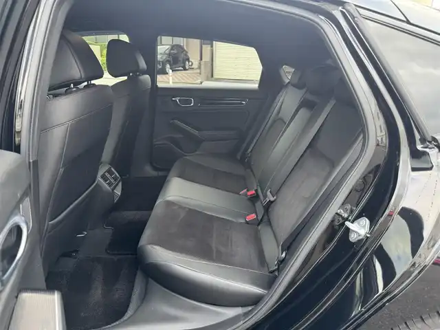 ホンダ シビック EX 静岡県 2022(令4)年 5.6万km クリスタルブラックパール ワンオーナー/ホンダセンシング/渋滞追従機能付クルーズコントロール/トラフィックジャムアシスト/アダプティブドライビングビーム/純正ナビ/・Bluetooth・フルセグTV/・ハンズフリー・USB・iPod/・車内Wi-Fi（別途プラン購入が必要）/・AM/FMラジオ・スマートフォン連携/BOSEプレミアムサウンドシステム/ワイヤレス充電器/バックカメラ/ビルトインETC2.0/10.2インチデジタルグラフィックメーター/ハーフレザーシート/前席パワーシート/（運転席8Way/助手席4Way）/前席シートヒーター/パドルシフト/フットライト/シートアンダーライト/センターコンソールボックスイルミ/ドリンクホルダーイルミ/スマートキー（スペア有り）/プッシュスタート/LEDフォグランプ/フロアマット/ドアバイザー/純正18インチAW/ウィンカーミラー/オートリトラクタブルミラー/取説・新車時保証書
