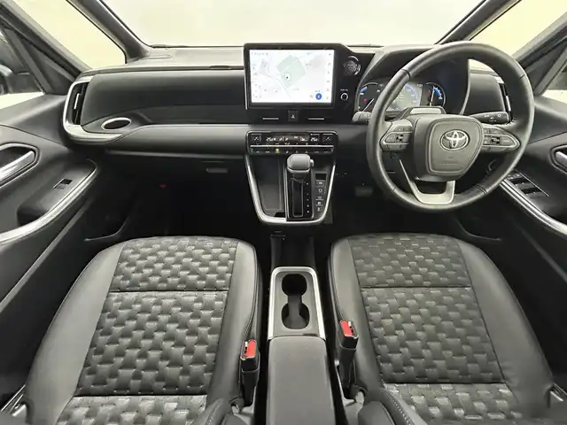 トヨタ ヴォクシー ハイブリッド S－Z 岡山県 2024(令6)年 1.9万km グリッターブラックガラスフレーク 快適利便パッケージ/ハーフレザーシート/純正10.5インチディスプレイオーディオ/　「ナビ/フルセグ/Bluetooth/DVD/ Carplay」/ブラインドスポットモニター/バックカメラ/ユニバーサルステップ（左回りのみ）/追従型クルーズコントロール/オートハイビーム/LEDヘッドライト/ビルトインETC2.0/両側パワースライドドア/シートヒーター(1列目/2列目)/衝突軽減ブレーキシステム/車線逸脱防止システム/横滑り防止装置/純正17インチアルミホイール/コーナーセンサー（前後）/純正フロアマット/ステアリングスイッチ/プッシュスタート/スマートキー×1