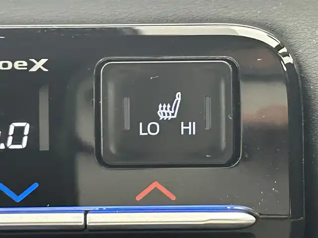 トヨタ ヴォクシー ハイブリッド S－Z 岡山県 2024(令6)年 1.9万km グリッターブラックガラスフレーク 快適利便パッケージ/ハーフレザーシート/純正10.5インチディスプレイオーディオ/　「ナビ/フルセグ/Bluetooth/DVD/ Carplay」/ブラインドスポットモニター/バックカメラ/ユニバーサルステップ（左回りのみ）/追従型クルーズコントロール/オートハイビーム/LEDヘッドライト/ビルトインETC2.0/両側パワースライドドア/シートヒーター(1列目/2列目)/衝突軽減ブレーキシステム/車線逸脱防止システム/横滑り防止装置/純正17インチアルミホイール/コーナーセンサー（前後）/純正フロアマット/ステアリングスイッチ/プッシュスタート/スマートキー×1