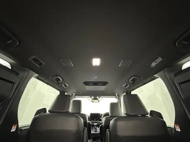 トヨタ ヴォクシー ハイブリッド S－Z 岡山県 2024(令6)年 1.9万km グリッターブラックガラスフレーク 快適利便パッケージ/ハーフレザーシート/純正10.5インチディスプレイオーディオ/　「ナビ/フルセグ/Bluetooth/DVD/ Carplay」/ブラインドスポットモニター/バックカメラ/ユニバーサルステップ（左回りのみ）/追従型クルーズコントロール/オートハイビーム/LEDヘッドライト/ビルトインETC2.0/両側パワースライドドア/シートヒーター(1列目/2列目)/衝突軽減ブレーキシステム/車線逸脱防止システム/横滑り防止装置/純正17インチアルミホイール/コーナーセンサー（前後）/純正フロアマット/ステアリングスイッチ/プッシュスタート/スマートキー×1