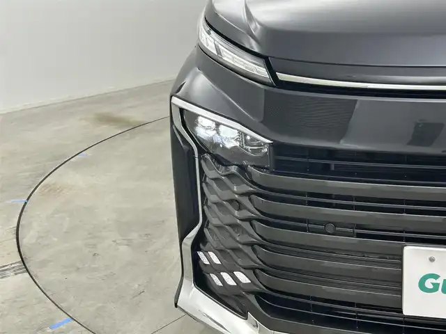 トヨタ ヴォクシー ハイブリッド S－Z 岡山県 2024(令6)年 1.9万km グリッターブラックガラスフレーク 快適利便パッケージ/ハーフレザーシート/純正10.5インチディスプレイオーディオ/　「ナビ/フルセグ/Bluetooth/DVD/ Carplay」/ブラインドスポットモニター/バックカメラ/ユニバーサルステップ（左回りのみ）/追従型クルーズコントロール/オートハイビーム/LEDヘッドライト/ビルトインETC2.0/両側パワースライドドア/シートヒーター(1列目/2列目)/衝突軽減ブレーキシステム/車線逸脱防止システム/横滑り防止装置/純正17インチアルミホイール/コーナーセンサー（前後）/純正フロアマット/ステアリングスイッチ/プッシュスタート/スマートキー×1