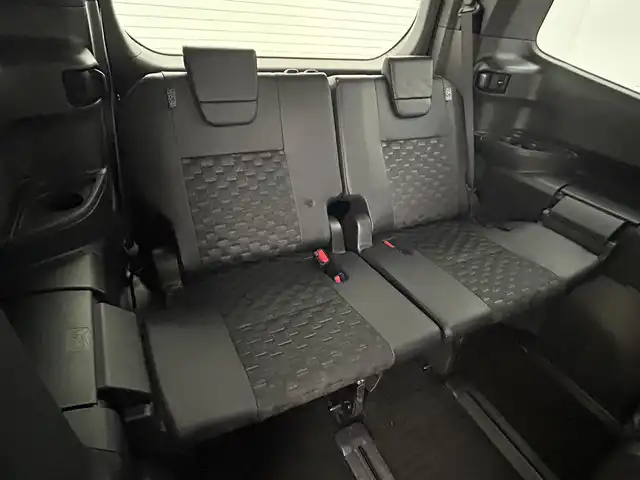 トヨタ ヴォクシー ハイブリッド S－Z 岡山県 2024(令6)年 1.9万km グリッターブラックガラスフレーク 快適利便パッケージ/ハーフレザーシート/純正10.5インチディスプレイオーディオ/　「ナビ/フルセグ/Bluetooth/DVD/ Carplay」/ブラインドスポットモニター/バックカメラ/ユニバーサルステップ（左回りのみ）/追従型クルーズコントロール/オートハイビーム/LEDヘッドライト/ビルトインETC2.0/両側パワースライドドア/シートヒーター(1列目/2列目)/衝突軽減ブレーキシステム/車線逸脱防止システム/横滑り防止装置/純正17インチアルミホイール/コーナーセンサー（前後）/純正フロアマット/ステアリングスイッチ/プッシュスタート/スマートキー×1