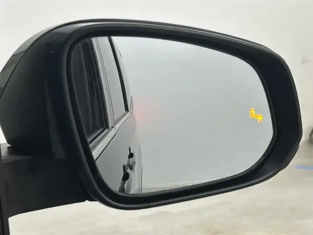 トヨタ ヴォクシー ハイブリッド S－Z 岡山県 2024(令6)年 1.9万km グリッターブラックガラスフレーク 快適利便パッケージ/ハーフレザーシート/純正10.5インチディスプレイオーディオ/　「ナビ/フルセグ/Bluetooth/DVD/ Carplay」/ブラインドスポットモニター/バックカメラ/ユニバーサルステップ（左回りのみ）/追従型クルーズコントロール/オートハイビーム/LEDヘッドライト/ビルトインETC2.0/両側パワースライドドア/シートヒーター(1列目/2列目)/衝突軽減ブレーキシステム/車線逸脱防止システム/横滑り防止装置/純正17インチアルミホイール/コーナーセンサー（前後）/純正フロアマット/ステアリングスイッチ/プッシュスタート/スマートキー×1