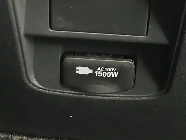 トヨタ ヴォクシー ハイブリッド S－Z 岡山県 2024(令6)年 1.9万km グリッターブラックガラスフレーク 快適利便パッケージ/ハーフレザーシート/純正10.5インチディスプレイオーディオ/　「ナビ/フルセグ/Bluetooth/DVD/ Carplay」/ブラインドスポットモニター/バックカメラ/ユニバーサルステップ（左回りのみ）/追従型クルーズコントロール/オートハイビーム/LEDヘッドライト/ビルトインETC2.0/両側パワースライドドア/シートヒーター(1列目/2列目)/衝突軽減ブレーキシステム/車線逸脱防止システム/横滑り防止装置/純正17インチアルミホイール/コーナーセンサー（前後）/純正フロアマット/ステアリングスイッチ/プッシュスタート/スマートキー×1