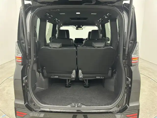 トヨタ ヴォクシー ハイブリッド S－Z 岡山県 2024(令6)年 1.9万km グリッターブラックガラスフレーク 快適利便パッケージ/ハーフレザーシート/純正10.5インチディスプレイオーディオ/　「ナビ/フルセグ/Bluetooth/DVD/ Carplay」/ブラインドスポットモニター/バックカメラ/ユニバーサルステップ（左回りのみ）/追従型クルーズコントロール/オートハイビーム/LEDヘッドライト/ビルトインETC2.0/両側パワースライドドア/シートヒーター(1列目/2列目)/衝突軽減ブレーキシステム/車線逸脱防止システム/横滑り防止装置/純正17インチアルミホイール/コーナーセンサー（前後）/純正フロアマット/ステアリングスイッチ/プッシュスタート/スマートキー×1