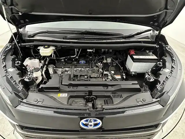 トヨタ ヴォクシー ハイブリッド S－Z 岡山県 2024(令6)年 1.9万km グリッターブラックガラスフレーク 快適利便パッケージ/ハーフレザーシート/純正10.5インチディスプレイオーディオ/　「ナビ/フルセグ/Bluetooth/DVD/ Carplay」/ブラインドスポットモニター/バックカメラ/ユニバーサルステップ（左回りのみ）/追従型クルーズコントロール/オートハイビーム/LEDヘッドライト/ビルトインETC2.0/両側パワースライドドア/シートヒーター(1列目/2列目)/衝突軽減ブレーキシステム/車線逸脱防止システム/横滑り防止装置/純正17インチアルミホイール/コーナーセンサー（前後）/純正フロアマット/ステアリングスイッチ/プッシュスタート/スマートキー×1