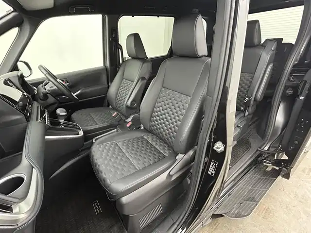 トヨタ ヴォクシー ハイブリッド S－Z 岡山県 2024(令6)年 1.9万km グリッターブラックガラスフレーク 快適利便パッケージ/ハーフレザーシート/純正10.5インチディスプレイオーディオ/　「ナビ/フルセグ/Bluetooth/DVD/ Carplay」/ブラインドスポットモニター/バックカメラ/ユニバーサルステップ（左回りのみ）/追従型クルーズコントロール/オートハイビーム/LEDヘッドライト/ビルトインETC2.0/両側パワースライドドア/シートヒーター(1列目/2列目)/衝突軽減ブレーキシステム/車線逸脱防止システム/横滑り防止装置/純正17インチアルミホイール/コーナーセンサー（前後）/純正フロアマット/ステアリングスイッチ/プッシュスタート/スマートキー×1