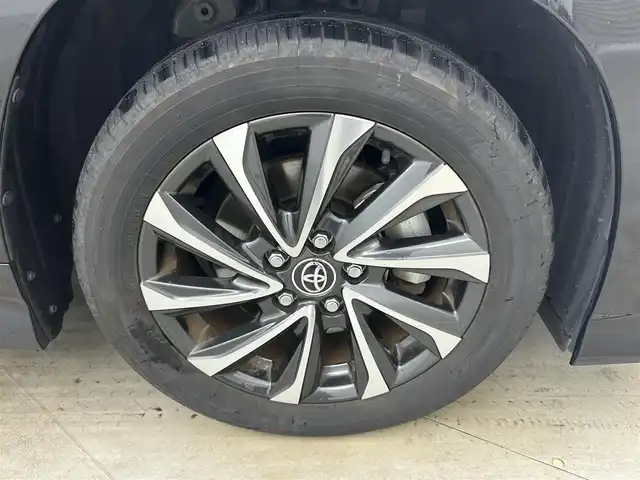 トヨタ ヴォクシー ハイブリッド S－Z 岡山県 2024(令6)年 1.9万km グリッターブラックガラスフレーク 快適利便パッケージ/ハーフレザーシート/純正10.5インチディスプレイオーディオ/　「ナビ/フルセグ/Bluetooth/DVD/ Carplay」/ブラインドスポットモニター/バックカメラ/ユニバーサルステップ（左回りのみ）/追従型クルーズコントロール/オートハイビーム/LEDヘッドライト/ビルトインETC2.0/両側パワースライドドア/シートヒーター(1列目/2列目)/衝突軽減ブレーキシステム/車線逸脱防止システム/横滑り防止装置/純正17インチアルミホイール/コーナーセンサー（前後）/純正フロアマット/ステアリングスイッチ/プッシュスタート/スマートキー×1