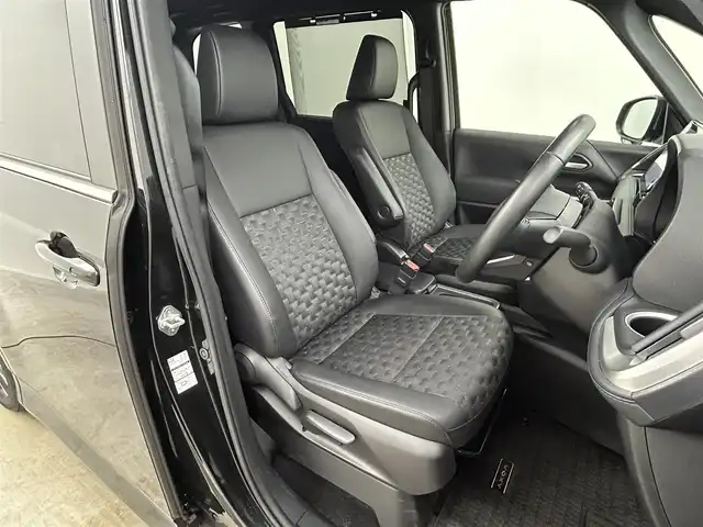 トヨタ ヴォクシー ハイブリッド S－Z 岡山県 2024(令6)年 1.9万km グリッターブラックガラスフレーク 快適利便パッケージ/ハーフレザーシート/純正10.5インチディスプレイオーディオ/　「ナビ/フルセグ/Bluetooth/DVD/ Carplay」/ブラインドスポットモニター/バックカメラ/ユニバーサルステップ（左回りのみ）/追従型クルーズコントロール/オートハイビーム/LEDヘッドライト/ビルトインETC2.0/両側パワースライドドア/シートヒーター(1列目/2列目)/衝突軽減ブレーキシステム/車線逸脱防止システム/横滑り防止装置/純正17インチアルミホイール/コーナーセンサー（前後）/純正フロアマット/ステアリングスイッチ/プッシュスタート/スマートキー×1