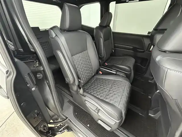 トヨタ ヴォクシー ハイブリッド S－Z 岡山県 2024(令6)年 1.9万km グリッターブラックガラスフレーク 快適利便パッケージ/ハーフレザーシート/純正10.5インチディスプレイオーディオ/　「ナビ/フルセグ/Bluetooth/DVD/ Carplay」/ブラインドスポットモニター/バックカメラ/ユニバーサルステップ（左回りのみ）/追従型クルーズコントロール/オートハイビーム/LEDヘッドライト/ビルトインETC2.0/両側パワースライドドア/シートヒーター(1列目/2列目)/衝突軽減ブレーキシステム/車線逸脱防止システム/横滑り防止装置/純正17インチアルミホイール/コーナーセンサー（前後）/純正フロアマット/ステアリングスイッチ/プッシュスタート/スマートキー×1