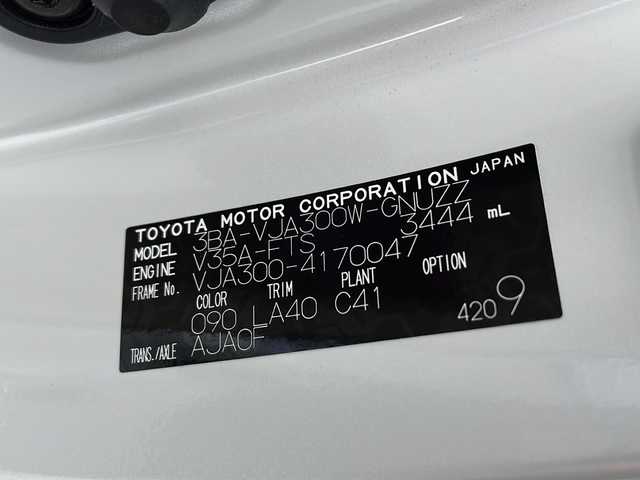 トヨタ ランドクルーザー ZX 千葉県 2024(令6)年 1.2万km プレシャスホワイトパール 純正ナビ/　CD/DVD/Bluetooth/フルセグTV/　Apple car play/Android Auto/JBLサウンド/モデリスタエアロパッケージA＋リアスポイラー/サンルーフ/純正後席モニター/トヨタセーフティセンス/レーダークルーズコントロール/レーンキープアシスト/衝突軽減ブレーキ/クリアランスソナー/全方位カメラ/ヘッドアップディスプレイ/ブラインドスポットモニター/先行車発進警報/ロードサインアシスト/ダウンヒルアシスト/電動パーキング/オートホールド/オートハイビーム/指紋認証スタートボタン/ルーフレール/クールBOX/レザーシート/前席パワーシート/運転席シートメモリー/シートヒーター/エアーシート（セカンドシートまで）/ステアリングヒーター/パワーバックドア/電動格納サードシート/三眼LED/フォグランプ/ビルトインETC２．０/フロアマット/ドアバイザー