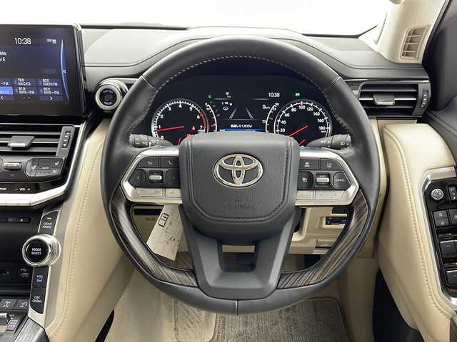 トヨタ ランドクルーザー ZX 千葉県 2024(令6)年 1.2万km プレシャスホワイトパール 純正ナビ/　CD/DVD/Bluetooth/フルセグTV/　Apple car play/Android Auto/JBLサウンド/モデリスタエアロパッケージA＋リアスポイラー/サンルーフ/純正後席モニター/トヨタセーフティセンス/レーダークルーズコントロール/レーンキープアシスト/衝突軽減ブレーキ/クリアランスソナー/全方位カメラ/ヘッドアップディスプレイ/ブラインドスポットモニター/先行車発進警報/ロードサインアシスト/ダウンヒルアシスト/電動パーキング/オートホールド/オートハイビーム/指紋認証スタートボタン/ルーフレール/クールBOX/レザーシート/前席パワーシート/運転席シートメモリー/シートヒーター/エアーシート（セカンドシートまで）/ステアリングヒーター/パワーバックドア/電動格納サードシート/三眼LED/フォグランプ/ビルトインETC２．０/フロアマット/ドアバイザー