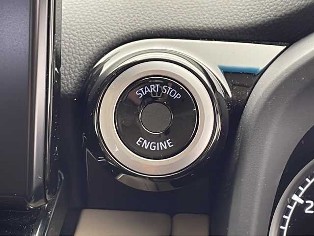 トヨタ ランドクルーザー ZX 千葉県 2024(令6)年 1.2万km プレシャスホワイトパール 純正ナビ/　CD/DVD/Bluetooth/フルセグTV/　Apple car play/Android Auto/JBLサウンド/モデリスタエアロパッケージA＋リアスポイラー/サンルーフ/純正後席モニター/トヨタセーフティセンス/レーダークルーズコントロール/レーンキープアシスト/衝突軽減ブレーキ/クリアランスソナー/全方位カメラ/ヘッドアップディスプレイ/ブラインドスポットモニター/先行車発進警報/ロードサインアシスト/ダウンヒルアシスト/電動パーキング/オートホールド/オートハイビーム/指紋認証スタートボタン/ルーフレール/クールBOX/レザーシート/前席パワーシート/運転席シートメモリー/シートヒーター/エアーシート（セカンドシートまで）/ステアリングヒーター/パワーバックドア/電動格納サードシート/三眼LED/フォグランプ/ビルトインETC２．０/フロアマット/ドアバイザー