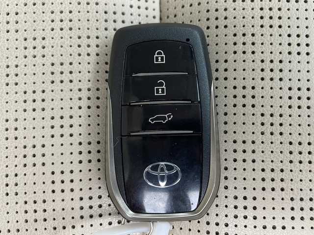 トヨタ ランドクルーザー ZX 千葉県 2024(令6)年 1.2万km プレシャスホワイトパール 純正ナビ/　CD/DVD/Bluetooth/フルセグTV/　Apple car play/Android Auto/JBLサウンド/モデリスタエアロパッケージA＋リアスポイラー/サンルーフ/純正後席モニター/トヨタセーフティセンス/レーダークルーズコントロール/レーンキープアシスト/衝突軽減ブレーキ/クリアランスソナー/全方位カメラ/ヘッドアップディスプレイ/ブラインドスポットモニター/先行車発進警報/ロードサインアシスト/ダウンヒルアシスト/電動パーキング/オートホールド/オートハイビーム/指紋認証スタートボタン/ルーフレール/クールBOX/レザーシート/前席パワーシート/運転席シートメモリー/シートヒーター/エアーシート（セカンドシートまで）/ステアリングヒーター/パワーバックドア/電動格納サードシート/三眼LED/フォグランプ/ビルトインETC２．０/フロアマット/ドアバイザー