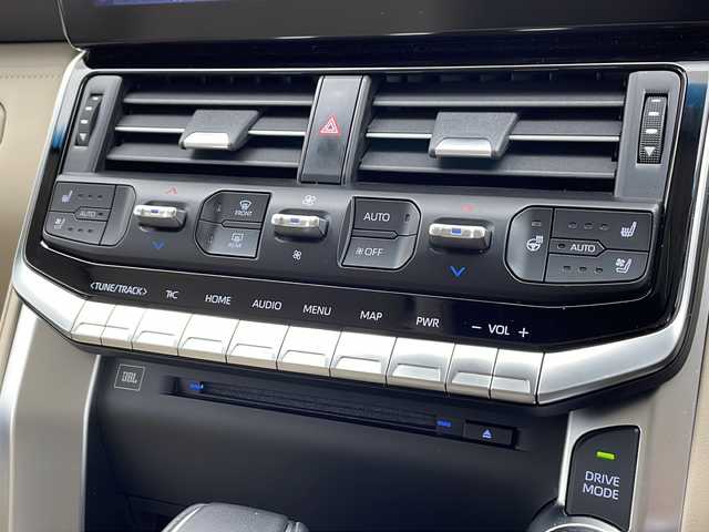 トヨタ ランドクルーザー ZX 千葉県 2024(令6)年 1.2万km プレシャスホワイトパール 純正ナビ/　CD/DVD/Bluetooth/フルセグTV/　Apple car play/Android Auto/JBLサウンド/モデリスタエアロパッケージA＋リアスポイラー/サンルーフ/純正後席モニター/トヨタセーフティセンス/レーダークルーズコントロール/レーンキープアシスト/衝突軽減ブレーキ/クリアランスソナー/全方位カメラ/ヘッドアップディスプレイ/ブラインドスポットモニター/先行車発進警報/ロードサインアシスト/ダウンヒルアシスト/電動パーキング/オートホールド/オートハイビーム/指紋認証スタートボタン/ルーフレール/クールBOX/レザーシート/前席パワーシート/運転席シートメモリー/シートヒーター/エアーシート（セカンドシートまで）/ステアリングヒーター/パワーバックドア/電動格納サードシート/三眼LED/フォグランプ/ビルトインETC２．０/フロアマット/ドアバイザー