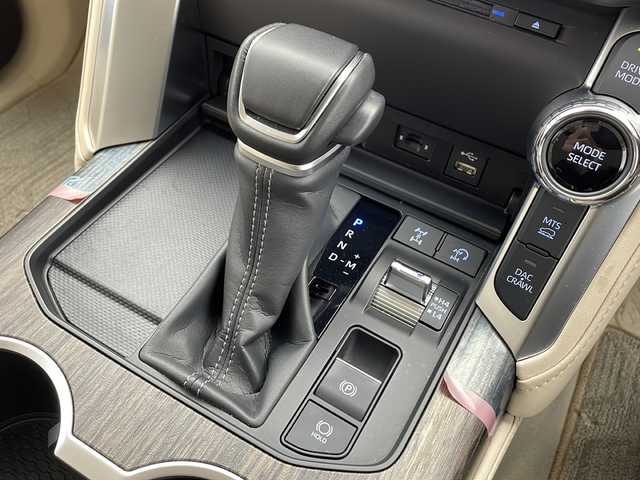 トヨタ ランドクルーザー ZX 千葉県 2024(令6)年 1.2万km プレシャスホワイトパール 純正ナビ/　CD/DVD/Bluetooth/フルセグTV/　Apple car play/Android Auto/JBLサウンド/モデリスタエアロパッケージA＋リアスポイラー/サンルーフ/純正後席モニター/トヨタセーフティセンス/レーダークルーズコントロール/レーンキープアシスト/衝突軽減ブレーキ/クリアランスソナー/全方位カメラ/ヘッドアップディスプレイ/ブラインドスポットモニター/先行車発進警報/ロードサインアシスト/ダウンヒルアシスト/電動パーキング/オートホールド/オートハイビーム/指紋認証スタートボタン/ルーフレール/クールBOX/レザーシート/前席パワーシート/運転席シートメモリー/シートヒーター/エアーシート（セカンドシートまで）/ステアリングヒーター/パワーバックドア/電動格納サードシート/三眼LED/フォグランプ/ビルトインETC２．０/フロアマット/ドアバイザー