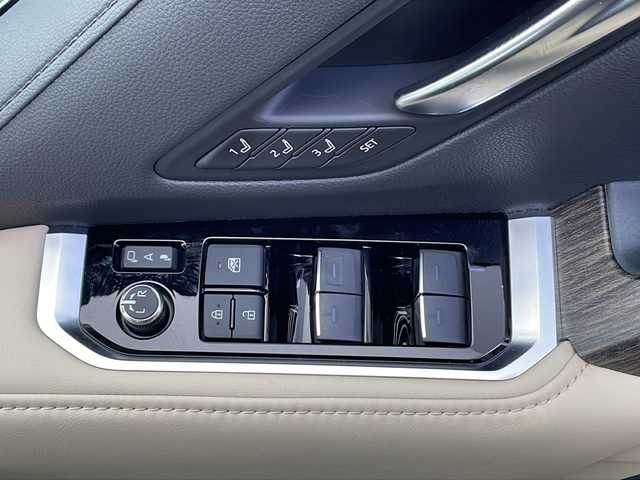 トヨタ ランドクルーザー ZX 千葉県 2024(令6)年 1.2万km プレシャスホワイトパール 純正ナビ/　CD/DVD/Bluetooth/フルセグTV/　Apple car play/Android Auto/JBLサウンド/モデリスタエアロパッケージA＋リアスポイラー/サンルーフ/純正後席モニター/トヨタセーフティセンス/レーダークルーズコントロール/レーンキープアシスト/衝突軽減ブレーキ/クリアランスソナー/全方位カメラ/ヘッドアップディスプレイ/ブラインドスポットモニター/先行車発進警報/ロードサインアシスト/ダウンヒルアシスト/電動パーキング/オートホールド/オートハイビーム/指紋認証スタートボタン/ルーフレール/クールBOX/レザーシート/前席パワーシート/運転席シートメモリー/シートヒーター/エアーシート（セカンドシートまで）/ステアリングヒーター/パワーバックドア/電動格納サードシート/三眼LED/フォグランプ/ビルトインETC２．０/フロアマット/ドアバイザー