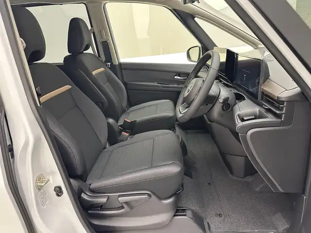 日産 セレナ e－パワー ハイウェイスター V 兵庫県 2025(令7)年 0.1千km プリズムホワイト 登録済未使用車/ヘッドランプ オートレベライザー/アダプティブLEDヘッドライトシステム/LEDフォグ/インテリジェント アラウンドビューモニター（移動物 検知機能付/インテリジェント ルームミラー/アドバンスドドライブアシストディスプレイ（12.3インチカラーディスプレイ）/統合型インターフェースディスプレイ/ワイヤレス充電器/6スピーカー/NissanConnectナビゲーションシステム（地デジ内蔵）/車載通信ユニット（TCU[Telematics Control Unit]/ETC2.0ユニット（ビルトインタイプ）/ドライブレコーダー（前後セット）/プロパイロット（ナビリンク機能付）/プロパイロット緊急停止支援システム（SOSコール機能付）SOSコール（488400円）/後席専用モニターHDMI NissanConnectナビ付車用(125400円)/純正１６インチAW/スペアキーｘ１/コーナーセンサー/Bt/USB/HDMI/フルセグ