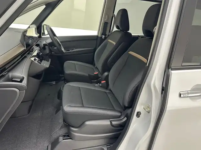 日産 セレナ e－パワー ハイウェイスター V 兵庫県 2025(令7)年 0.1千km プリズムホワイト 登録済未使用車/ヘッドランプ オートレベライザー/アダプティブLEDヘッドライトシステム/LEDフォグ/インテリジェント アラウンドビューモニター（移動物 検知機能付/インテリジェント ルームミラー/アドバンスドドライブアシストディスプレイ（12.3インチカラーディスプレイ）/統合型インターフェースディスプレイ/ワイヤレス充電器/6スピーカー/NissanConnectナビゲーションシステム（地デジ内蔵）/車載通信ユニット（TCU[Telematics Control Unit]/ETC2.0ユニット（ビルトインタイプ）/ドライブレコーダー（前後セット）/プロパイロット（ナビリンク機能付）/プロパイロット緊急停止支援システム（SOSコール機能付）SOSコール（488400円）/後席専用モニターHDMI NissanConnectナビ付車用(125400円)/純正１６インチAW/スペアキーｘ１/コーナーセンサー/Bt/USB/HDMI/フルセグ