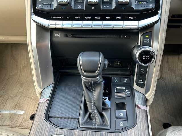 トヨタ ランドクルーザー ZX 栃木県 2024(令6)年 0.4万km プレシャスホワイトパール サンルーフ/リヤエンターテインメントシステム/JBLプレミアムサウンド/寒冷地仕様/ルーフレール/本革シート/クールボックス/電動リヤデフロック/タイヤ空気圧警報システム/パノラミックビューモニター/マルチテレインモニター/純正20inAW