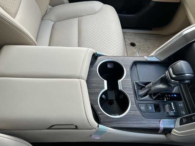 トヨタ ランドクルーザー ZX 栃木県 2024(令6)年 0.4万km プレシャスホワイトパール サンルーフ/リヤエンターテインメントシステム/JBLプレミアムサウンド/寒冷地仕様/ルーフレール/本革シート/クールボックス/電動リヤデフロック/タイヤ空気圧警報システム/パノラミックビューモニター/マルチテレインモニター/純正20inAW