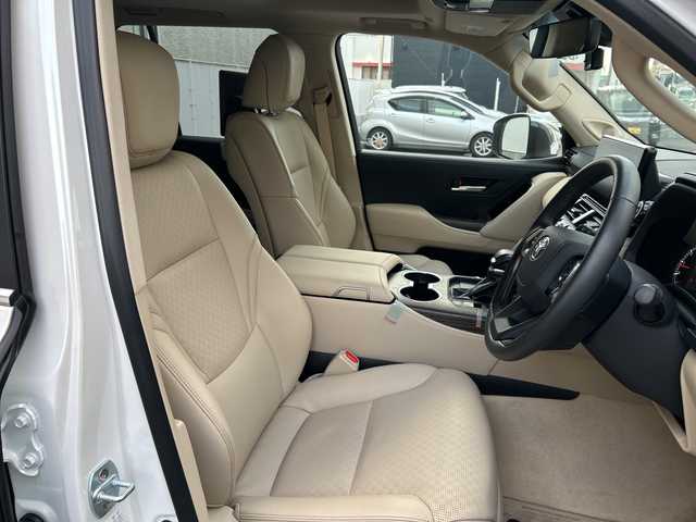 トヨタ ランドクルーザー ZX 栃木県 2024(令6)年 0.4万km プレシャスホワイトパール サンルーフ/リヤエンターテインメントシステム/JBLプレミアムサウンド/寒冷地仕様/ルーフレール/本革シート/クールボックス/電動リヤデフロック/タイヤ空気圧警報システム/パノラミックビューモニター/マルチテレインモニター/純正20inAW