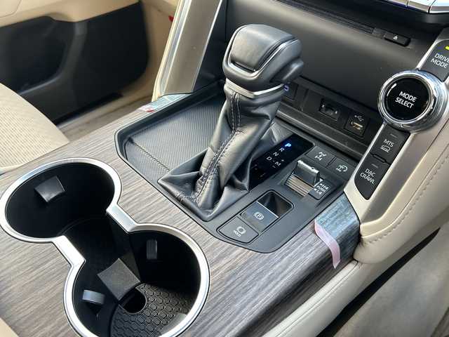 トヨタ ランドクルーザー ZX 栃木県 2024(令6)年 0.4万km プレシャスホワイトパール サンルーフ/リヤエンターテインメントシステム/JBLプレミアムサウンド/寒冷地仕様/ルーフレール/本革シート/クールボックス/電動リヤデフロック/タイヤ空気圧警報システム/パノラミックビューモニター/マルチテレインモニター/純正20inAW